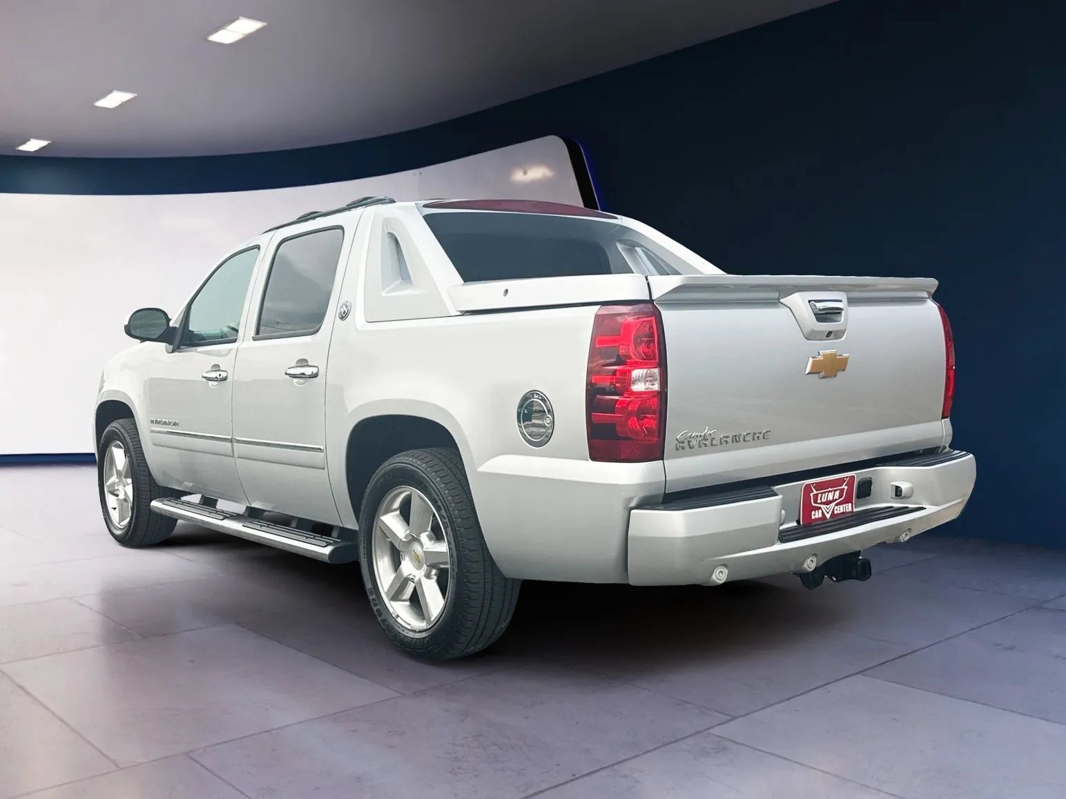 Used 2013 Chevrolet Avalanche LTZ RWD image 3