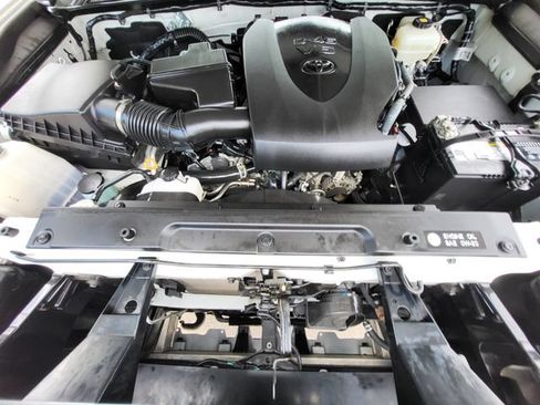 Used 2018 Toyota Tacoma TRD Off-Road AWD/4WD image 10
