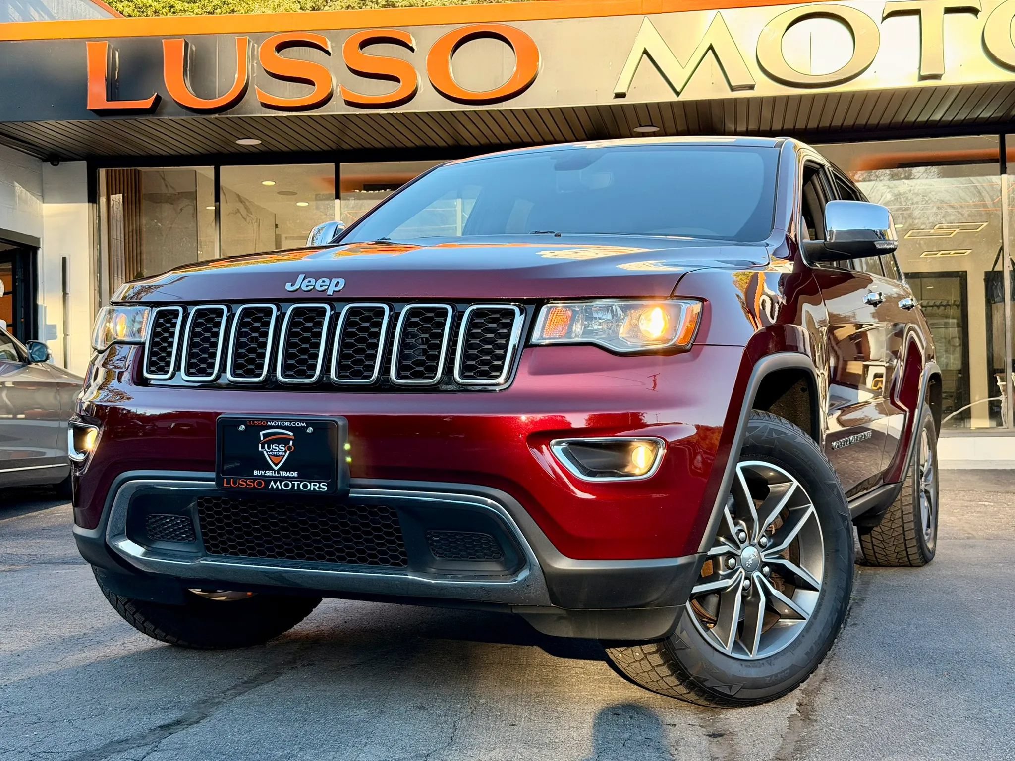 Used 2018 Jeep Grand Cherokee Limited AWD/4WD image 1