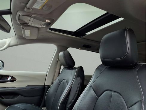 Used 2024 Chrysler Pacifica Limited FWD image 3