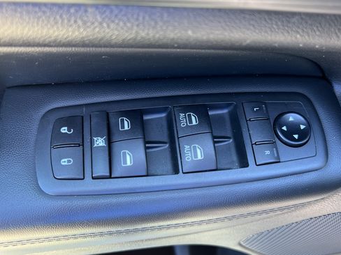 Used 2021 Jeep Grand Cherokee Laredo AWD/4WD image 15