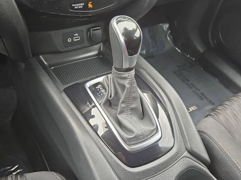 Used 2020 Nissan Rogue SV image 12