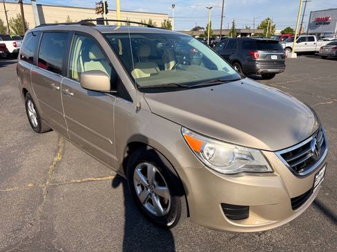 Used 2009 Volkswagen Routan SEL FWD image 6