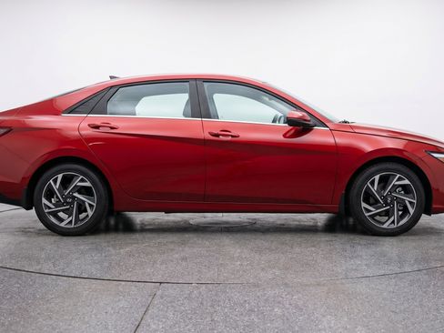 Used 2025 Hyundai Elantra SEL FWD image 11