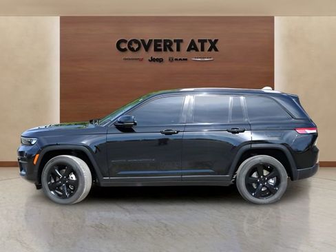 Used 2023 Jeep Grand Cherokee Altitude image 2