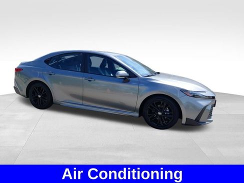 Used 2025 Toyota Camry SE FWD image 7