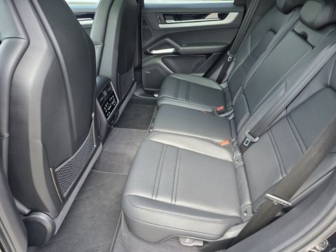 Used 2024 Porsche Cayenne AWD/4WD image 15