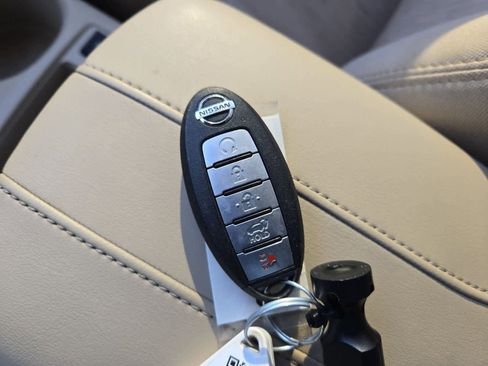 Used 2019 Nissan Rogue SV image 32