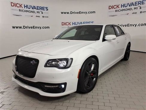Used 2023 Chrysler 300 C image 1