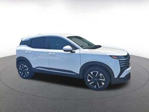 Used 2025 Nissan Kicks SV AWD/4WD image 2