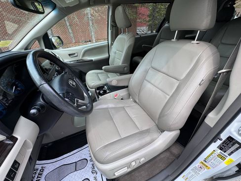 Used 2017 Toyota Sienna XLE Premium w/ Outdoor Package AWD/4WD image 8