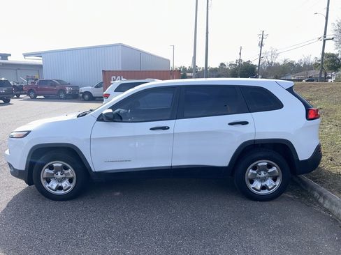 Used 2016 Jeep Cherokee Sport image 2