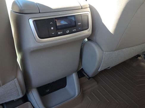 Used 2017 Toyota Highlander XLE image 25