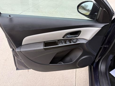 Used 2014 Chevrolet Cruze LS FWD image 11