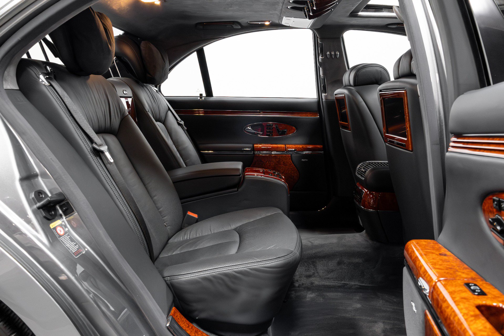 Used 2004 Maybach 57 RWD image 22