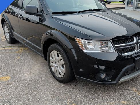 Used 2019 Dodge Journey SE w/ Connectivity Group FWD image 3
