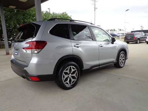 Used 2019 Subaru Forester Premium AWD/4WD image 4