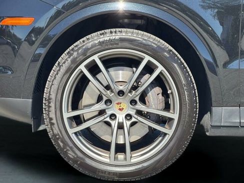 Used 2023 Porsche Cayenne Platinum Edition image 36