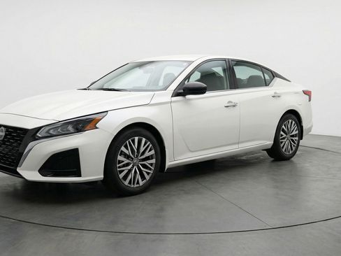 Used 2025 Nissan Altima 2.5 SV image 3