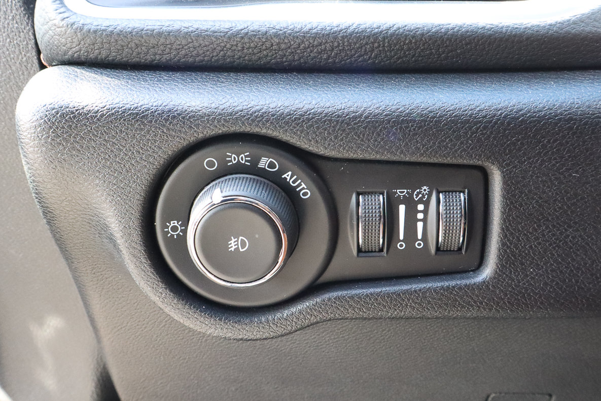 Used 2024 Chrysler Pacifica Pinnacle FWD image 16