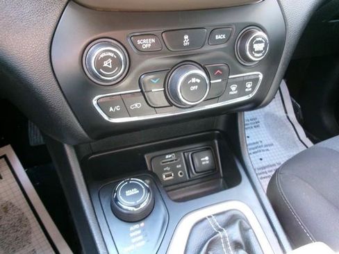 Used 2016 Jeep Cherokee Latitude w/ Cold Weather Group AWD/4WD image 10