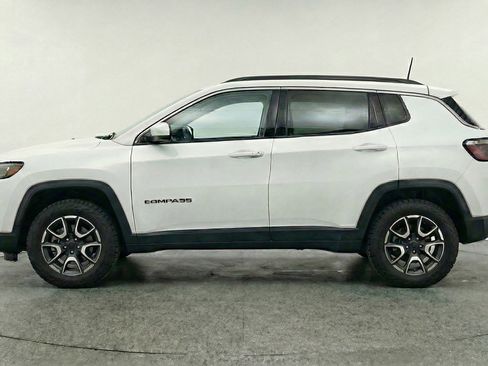 Used 2025 Jeep Compass Trailhawk AWD/4WD image 3