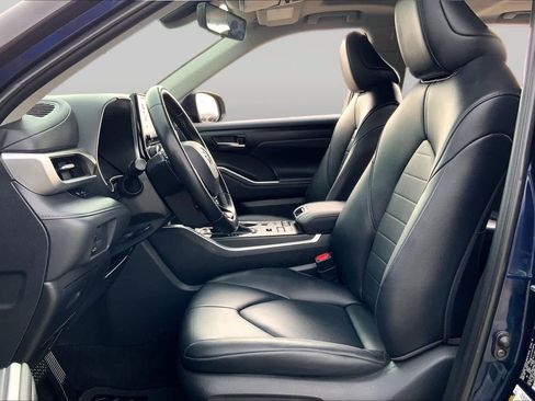 Certified 2020 Toyota Highlander XLE AWD/4WD image 8