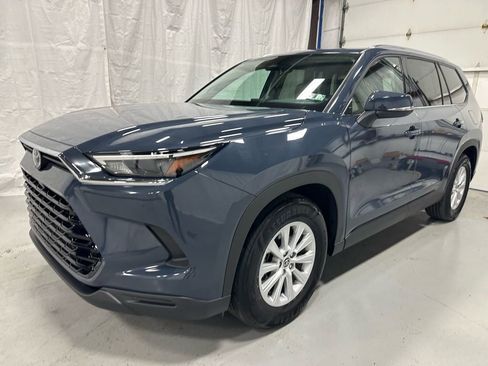 Used 2025 Toyota Grand Highlander AWD image 3