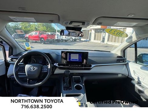 Used 2025 Toyota Sienna LE FWD image 21