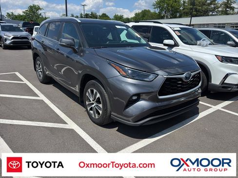 Used 2024 Toyota Highlander XLE AWD/4WD image 1