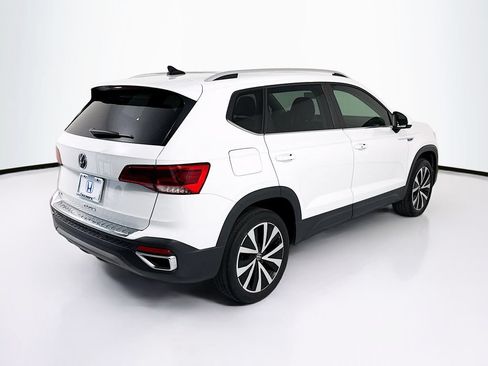 Used 2023 Volkswagen Taos SE w/ Panoramic Sunroof Package FWD image 5