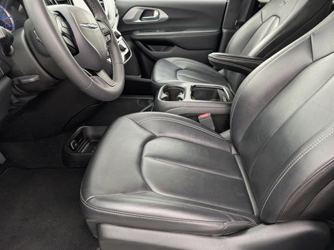 Used 2024 Chrysler Pacifica Select image 14