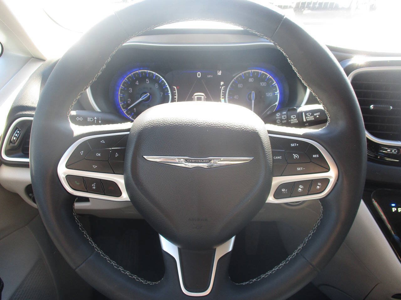 Used 2023 Chrysler Pacifica Touring-L FWD image 18