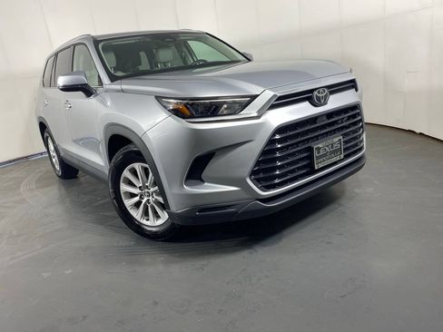 Used 2025 Toyota Grand Highlander FWD image 3