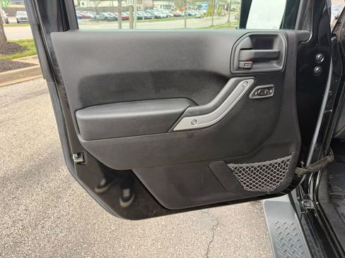 Used 2016 Jeep Wrangler Unlimited Sahara w/ Connectivity Group AWD/4WD image 16