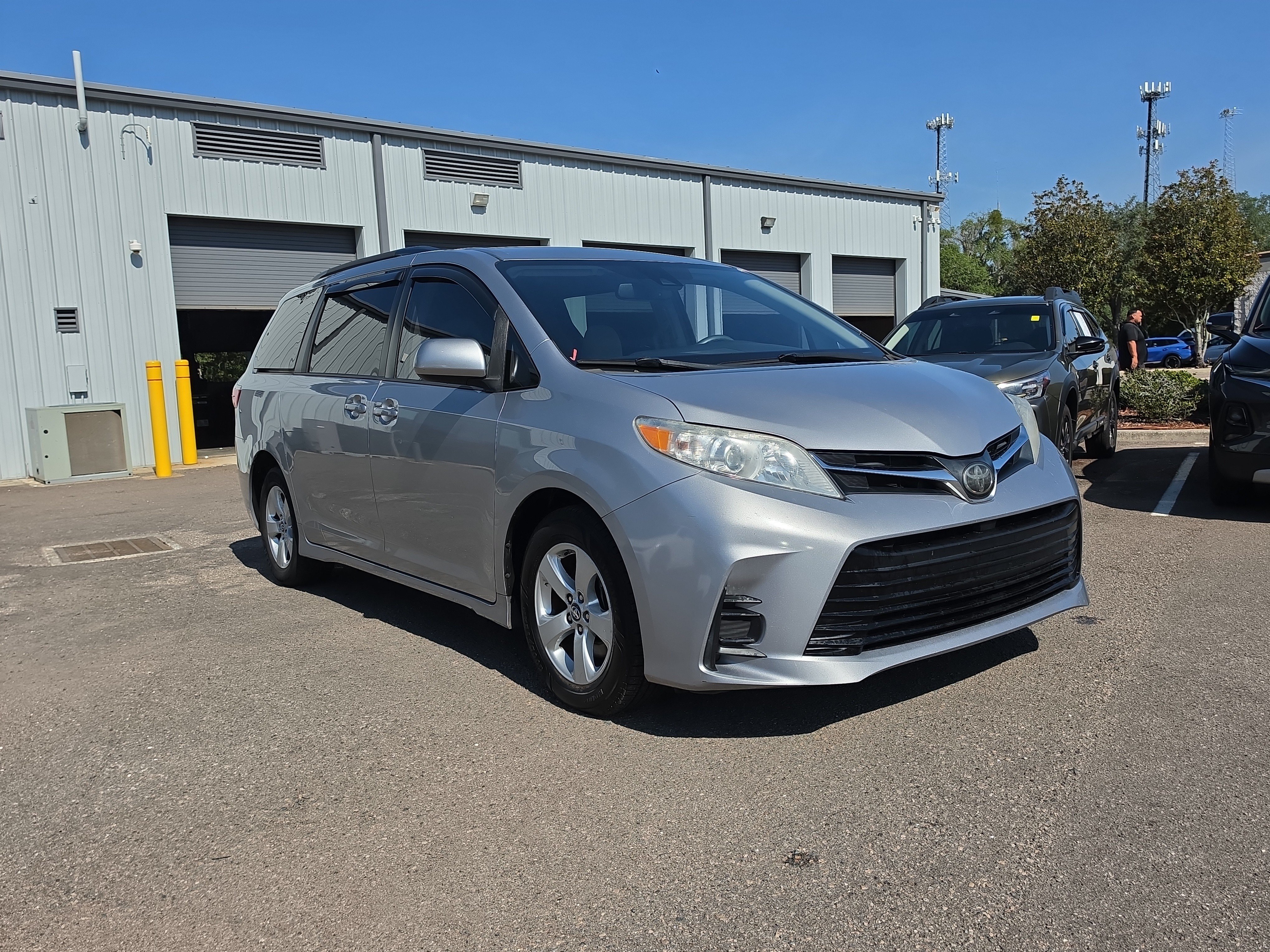 Used 2018 Toyota Sienna LE FWD image 2