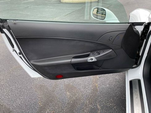 Used 2007 Chevrolet Corvette Coupe w/ Performance Package RWD image 11