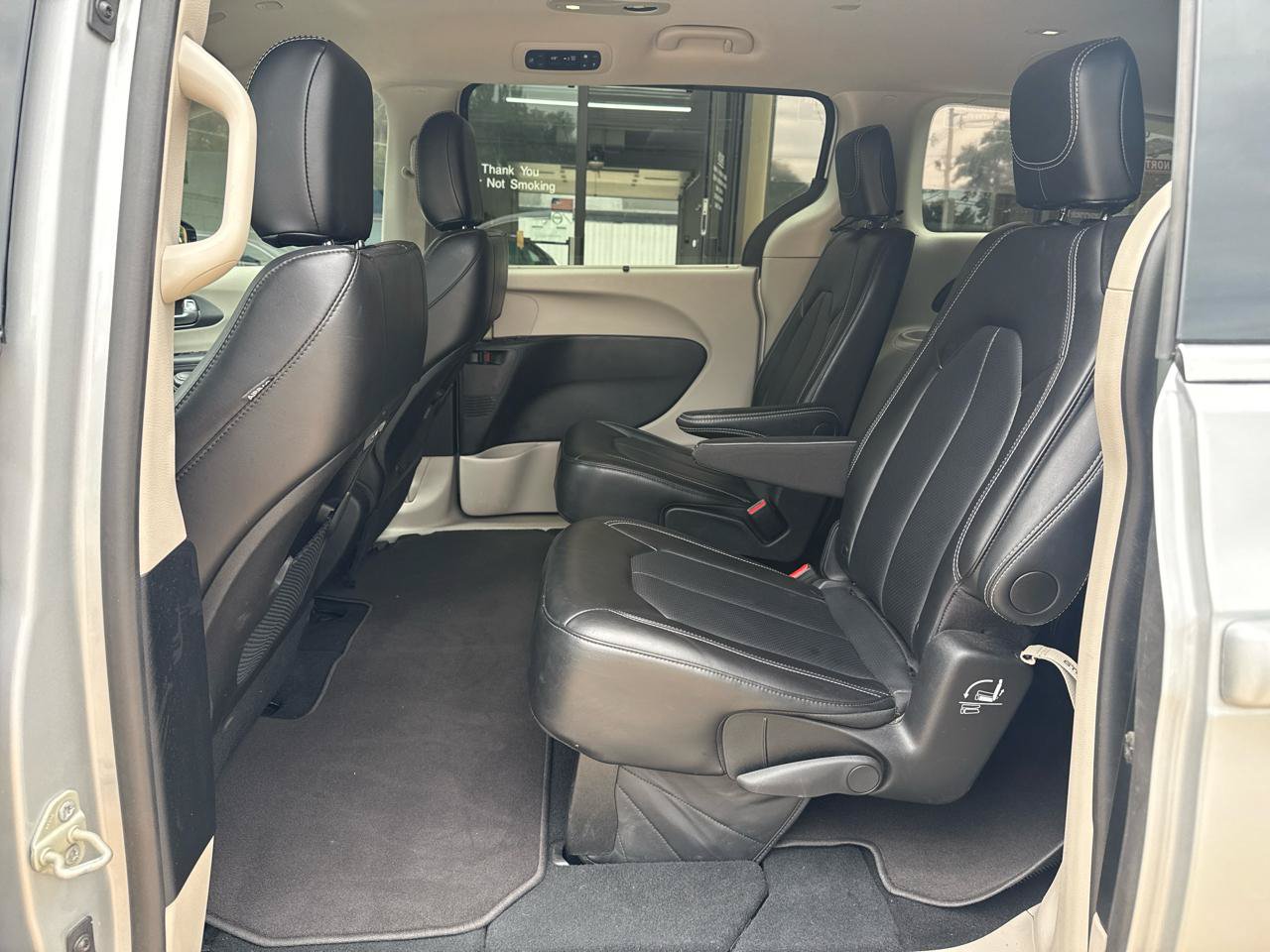 Used 2024 Chrysler Pacifica Touring-L FWD image 16