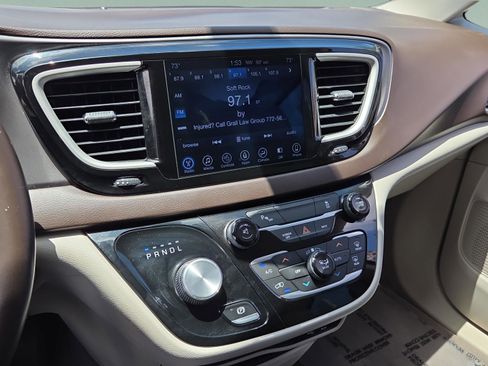 Used 2017 Chrysler Pacifica Touring-L FWD image 23