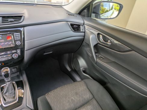 Used 2018 Nissan Rogue SV FWD image 16
