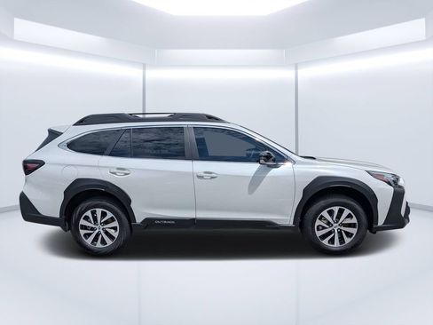 Used 2025 Subaru Outback Premium AWD/4WD image 2