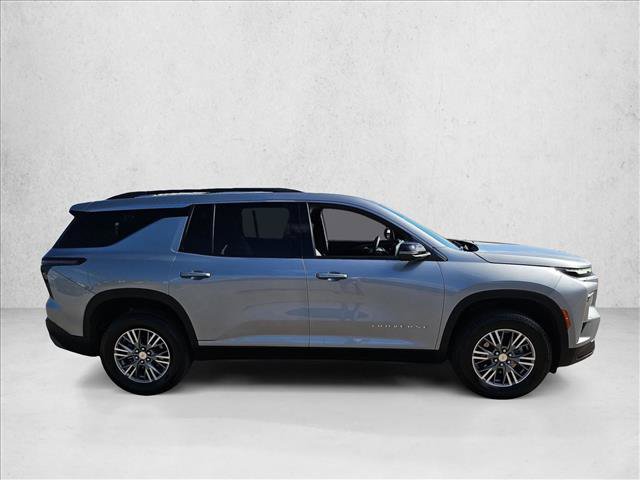 Used 2025 Chevrolet Traverse LT FWD image 4
