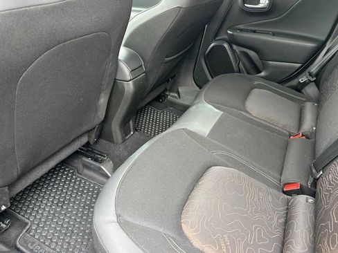 Used 2023 Jeep Renegade Latitude image 11