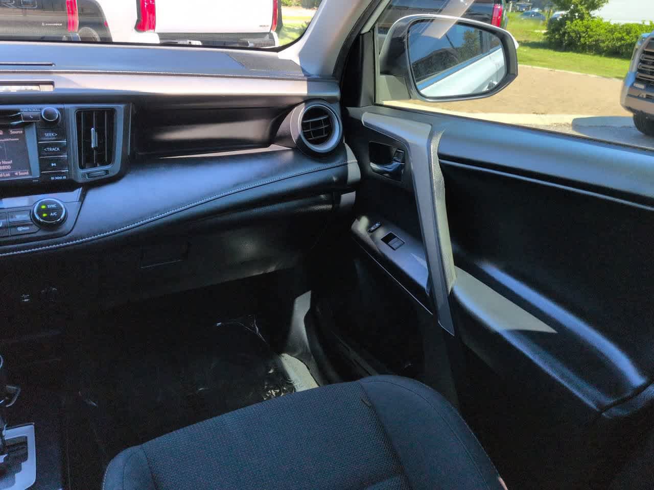 Used 2018 Toyota RAV4 XLE FWD image 16