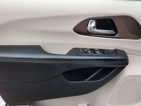 Used 2020 Chrysler Voyager L FWD image 22