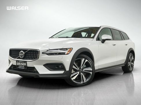 Used 2025 Volvo V60 B5 Cross Country Plus AWD/4WD image 1