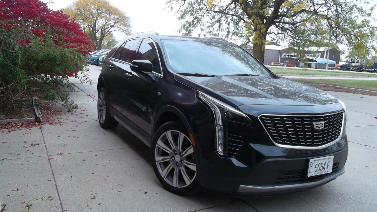 Used 2021 Cadillac XT4 Premium Luxury FWD image 3