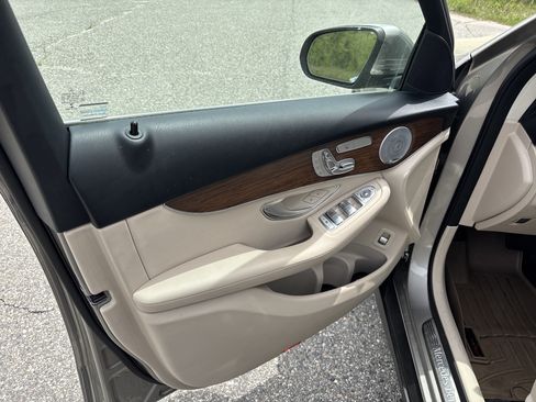 Used 2020 Mercedes-Benz GLC 300 4MATIC image 15