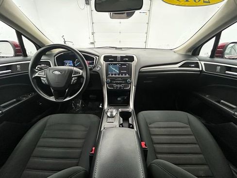 Used 2019 Ford Fusion SE image 2
