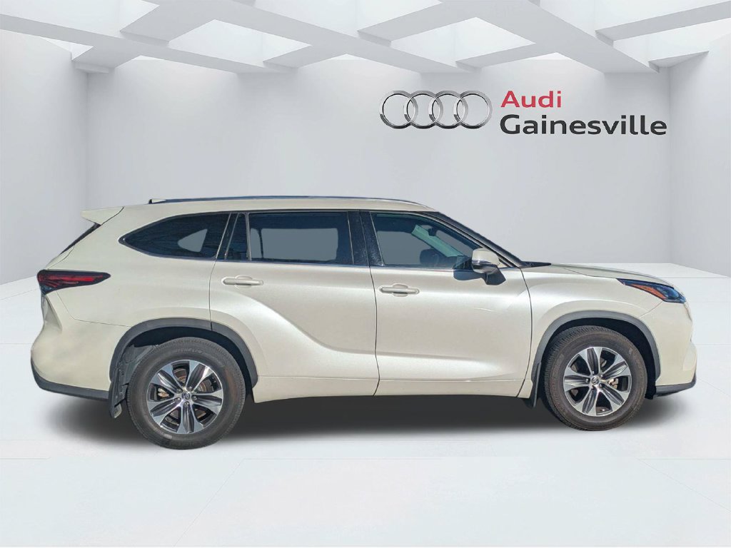 Used 2020 Toyota Highlander XLE AWD/4WD image 2
